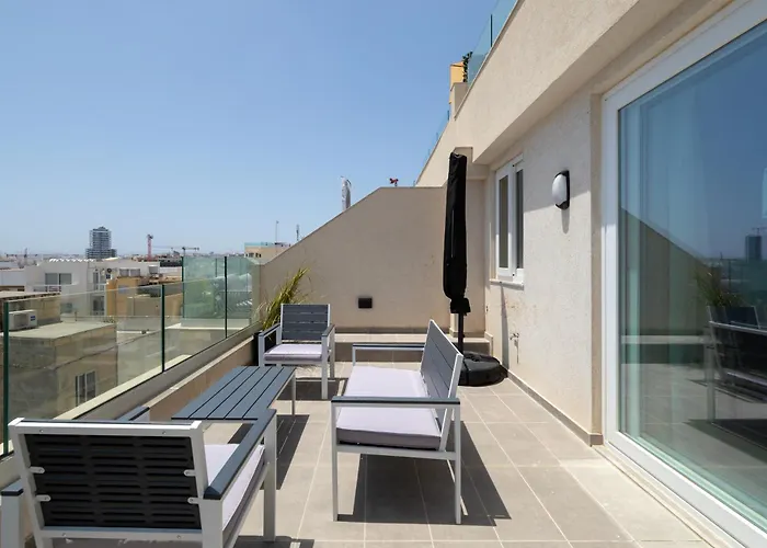 Modern 2br Cosy With Large Terrace - Close To Manoel Island & Tigne Shopping Mall アパート *